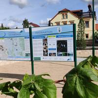 neue touristische Tafel an der Straßenabhnendhaltestelle